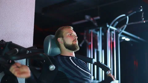 Athlete swinging on the simulator. 스톡 동영상 91161726