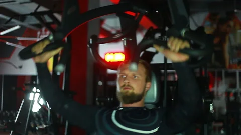 Athlete swinging on the simulator. Video stock 91705245