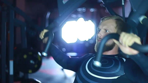 Athlete swinging on the simulator. Video stock 91741684