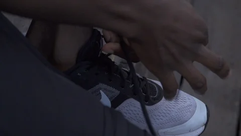 Athlete Ties Shoes Vidéo 86883781