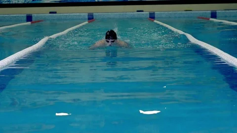Athlete at training in the pool swims Stock-Footage 91299112