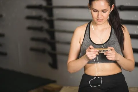 Athlete using mobile phone app fitness tracker for tracking weight loss progress Foto stock