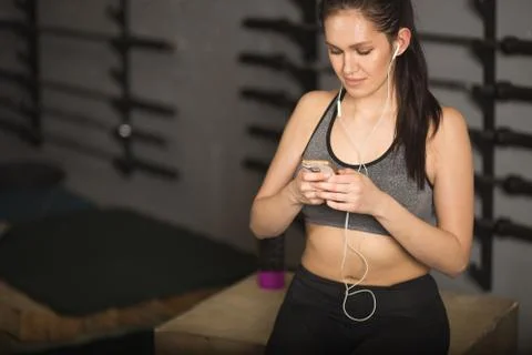 Athlete using mobile phone app fitness tracker for tracking weight loss progress Foto stock