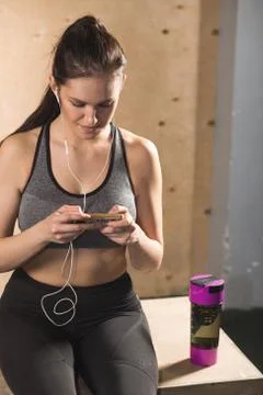 Athlete using mobile phone app fitness tracker for tracking weight loss progress Foto stock