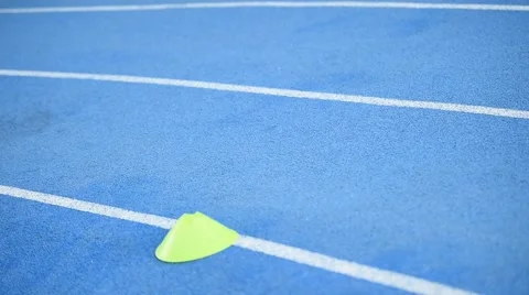 Athletes competing on a blue sprint track Vídeo Stock 62522892