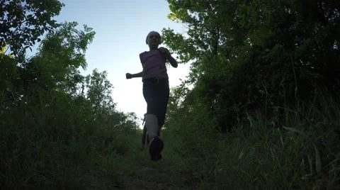 Athletes running competition on the rough terrain. 库存影片 50650664
