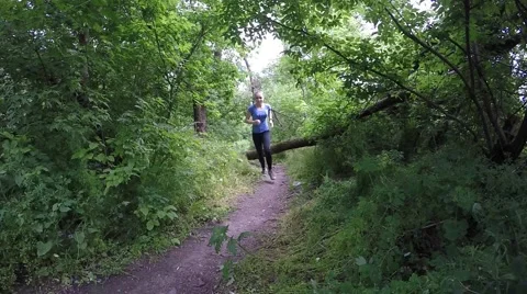 Athletes running competition on the rough terrain.  slow motion. 库存影片 50650690