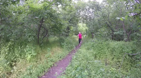 Athletes running competition on the rough terrain. Video stock 50650932