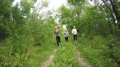 Athletes running competition on the rough terrain. 库存影片 50650963