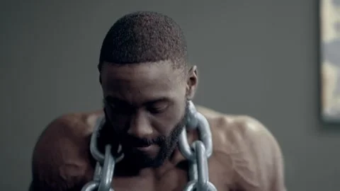 Athletic african american man doing weighted dips Stockbeeldmateriaal 242333928