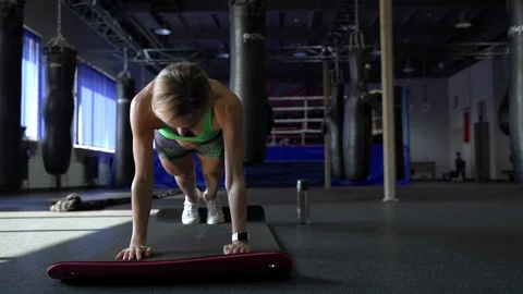 Athletic Beautiful Woman Does Push-ups as Part of Her Cross Fitness Vídeos de archivo 105897702