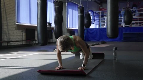 Athletic Beautiful Woman Does Push-ups as Part of Her Cross Fitness Vídeo Stock 105900011