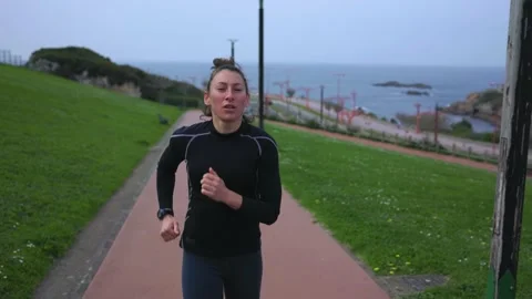 An athletic girl does a run. Stock Footage 189871810