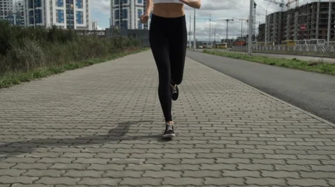 Athletic girl is running 库存影片 67404052