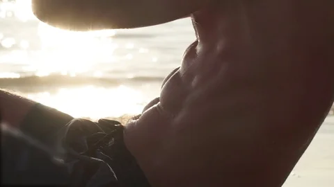 Athletic guy pumps press on the seashore 库存影片 123049498