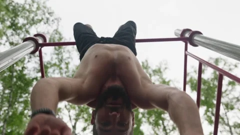 Athletic individual enhances power through outdoor park bar exercises Vídeos de archivo 331366142