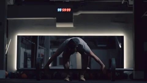 Athletic man with a beard does take a barbell in the seat 스톡 동영상 90642574