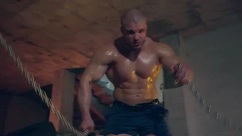 Athletic man doing an exercise with chains in a destroyed building Vídeos de archivo 138906854