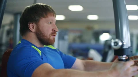 Athletic man doing exercises in a gym Video stock 62398168