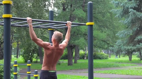Athletic man doing gymnastics elements in City Park 스톡 동영상 66420718