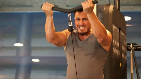 Athletic man doing tricep cable pushdowns with V-bar attachment with intens.. Vidéo 344052897