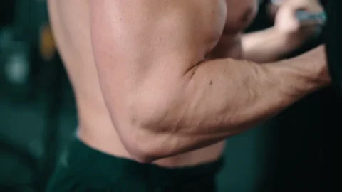 Athletic man doing weight lifting. 스톡 동영상 159546098