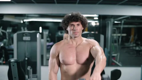 Athletic man doing weight lifting. Vídeos de archivo 162182665