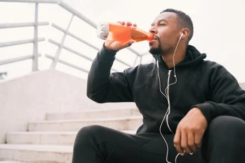 Athletic man drinking something after training. Foto stock