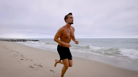 Athletic Man Exercising At The  Beach 库存影片 335150393