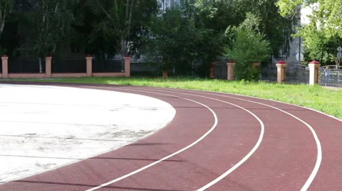 Athletic man exercising outdoors, running on a treadmill Vidéo 65481144
