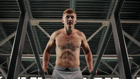 Athletic man performing push-up Vidéo 77876387