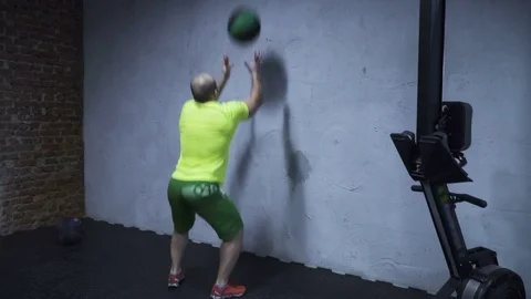Athletic man performing wall ball cross fit exercise in gym Video stock 72455492