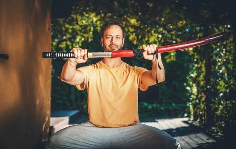 Athletic man practicing with a sword. Stock-Fotos