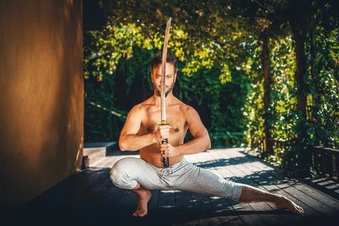 Athletic man practicing with a sword. Foto stock