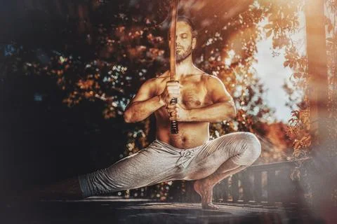Athletic man practicing with a sword. Foto stock