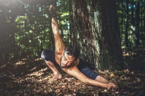 Athletic man practicing with a sword. Foto stock