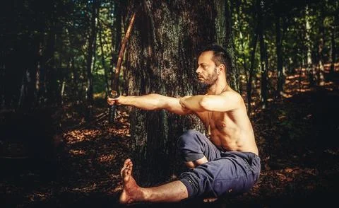 Athletic man practicing with a sword. Foto stock