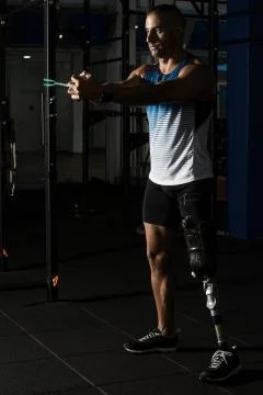 Athletic man with prosthesis working out Stock-Fotos