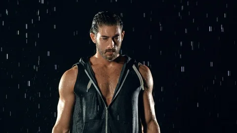 Athletic Man In The Rain 動画素材 90187121