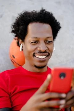 Athletic man using his mobile phone outdoors. Stock-Fotos