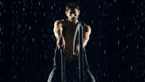 Athletic Man Working Out In The Rain 動画素材 90416801