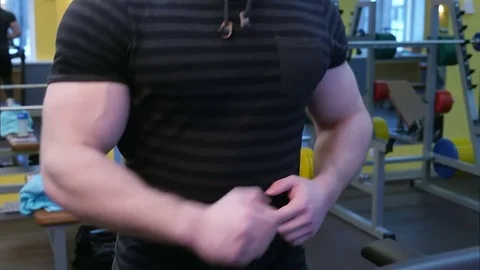 Athletic strong man running on the track in gym Vídeo Stock 73875611