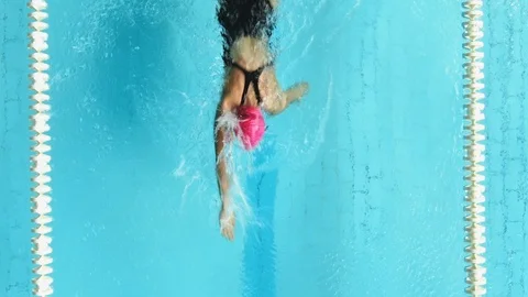 Athletic swimmer is diving in a swimming pool - top view Video stock 114018689