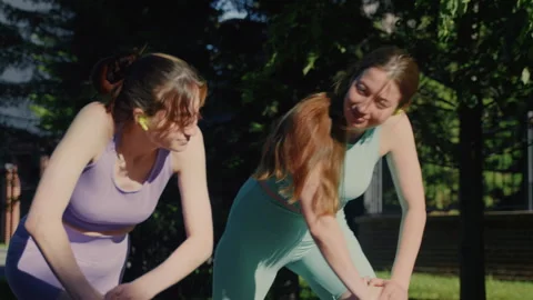 Athletic Twins Preparing For Morning Run In Green Park Видео 336965629
