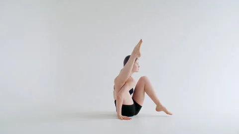 Athletic Woman Doing Flying Splits Pose during Yoga Flow in Studio 스톡 동영상 319440822