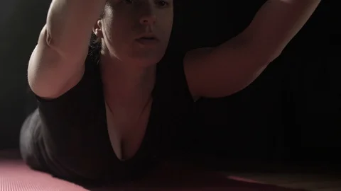 Athletic woman exercising doing exercise on black background Vídeo Stock 128604831