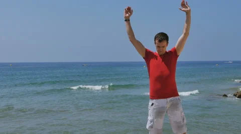 Athletic, young, healthy, handsome, white man warming up his body before the Vídeos de archivo 64899640