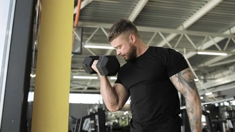Athletic young man doing biceps exercises in the gym. Stock Footage 157034620