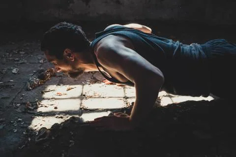 Athletic Young Man Exercise In Old Factory Building Foto stock