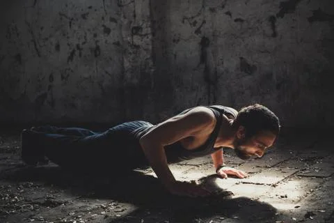 Athletic Young Man Exercise In Old Factory Building Foto stock